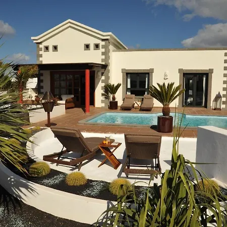 Modern Eingerichtetes Ferienhaus Mit Pool Im Garten An Der Sudkuste Von Lanzarote Semesterbostad Playa Blanca (Lanzarote)