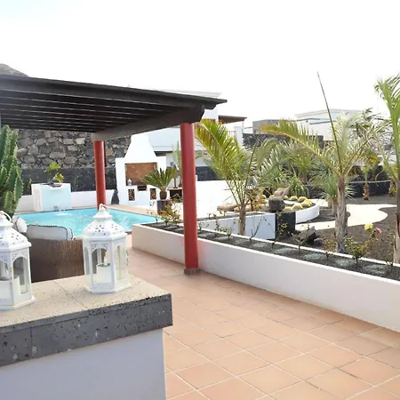 Modern Eingerichtetes Ferienhaus Mit Pool Im Garten An Der Sudkuste Von Lanzarote Semesterbostad