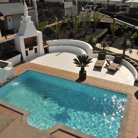 Semesterbostad Modern Eingerichtetes Ferienhaus Mit Pool Im Garten An Der Sudkuste Von Lanzarote