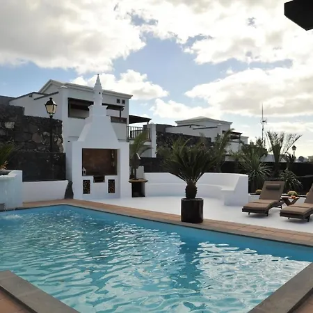 Modern Eingerichtetes Ferienhaus Mit Pool Im Garten An Der Sudkuste Von Lanzarote Nyaraló Playa Blanca