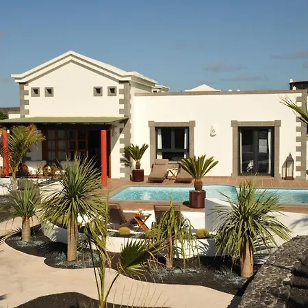 Modern Eingerichtetes Ferienhaus Mit Pool Im Garten An Der Sudkuste Von Lanzarote