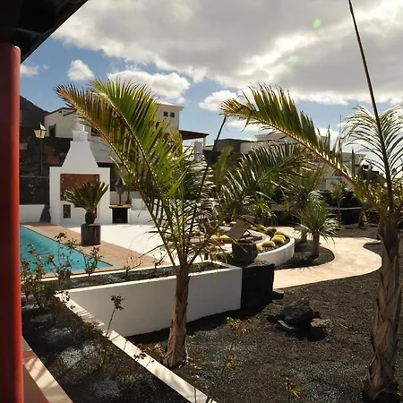 Modern Eingerichtetes Ferienhaus Mit Pool Im Garten An Der Sudkuste Von Lanzarote Playa Blanca