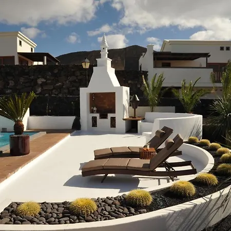 Modern Eingerichtetes Ferienhaus Mit Pool Im Garten An Der Sudkuste Von Lanzarote Holiday home *