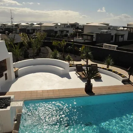 Modern Eingerichtetes Ferienhaus Mit Pool Im Garten An Der Sudkuste Von Lanzarote Feriehus *