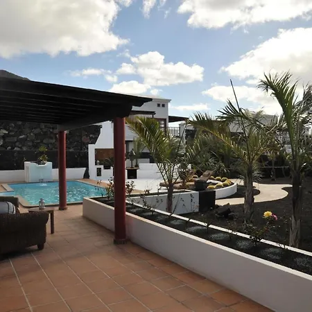 Modern Eingerichtetes Ferienhaus Mit Pool Im Garten An Der Sudkuste Von Lanzarote Playa Blanca (Lanzarote)